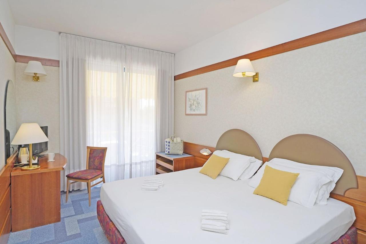 Comfort Twin or Double Room Lateral Lake View