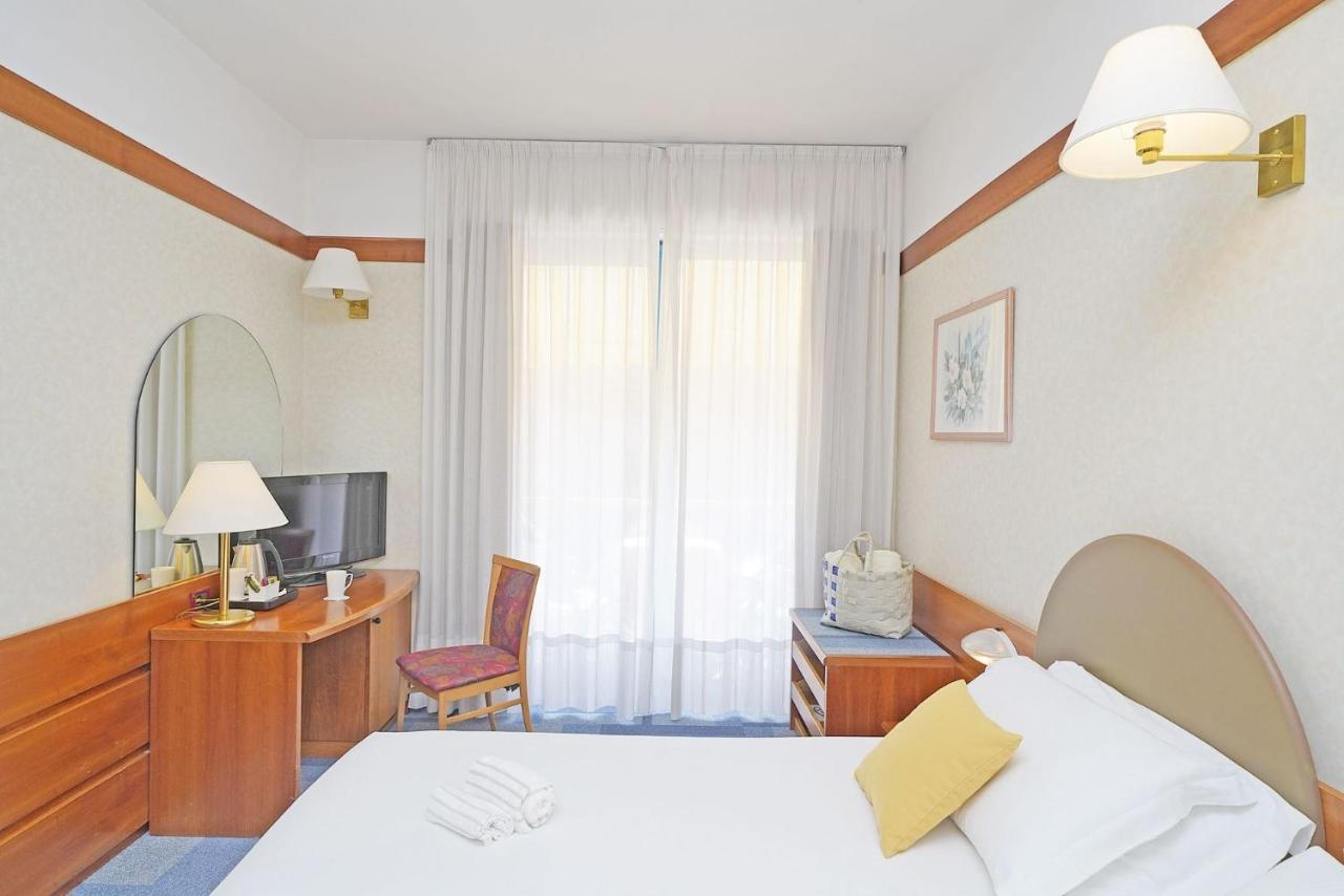 Comfort Twin or Double Room Lateral Lake View