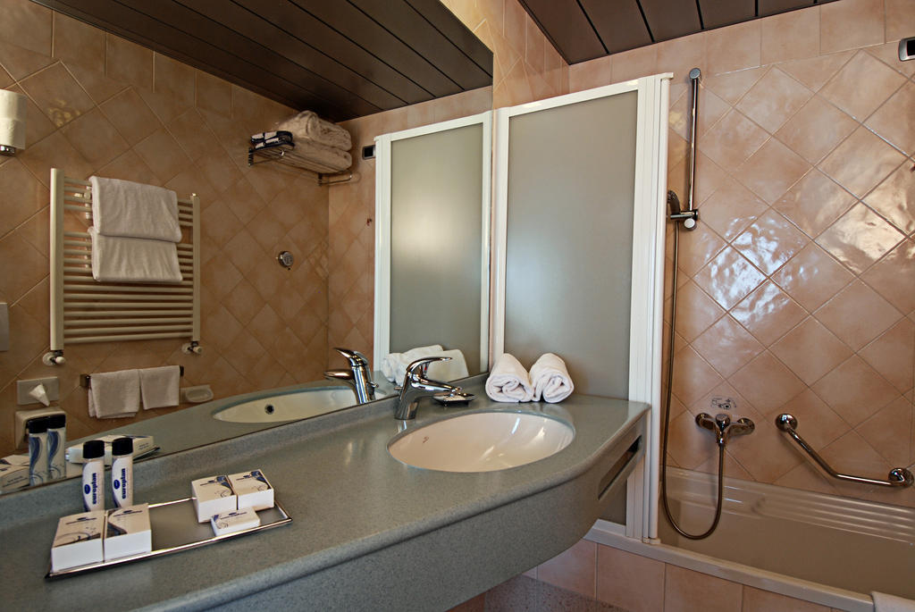 Comfort Twin or Double Room Lateral Lake View